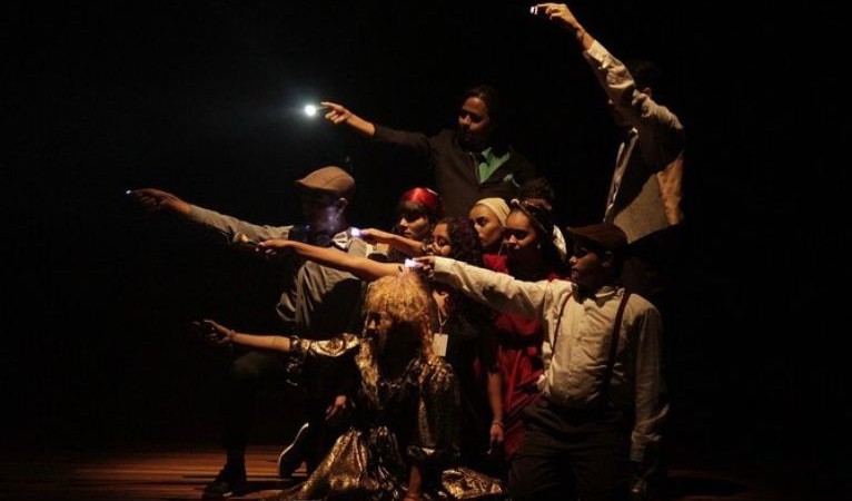 Jovens da Rede Cuca durante espetáculo de teatro